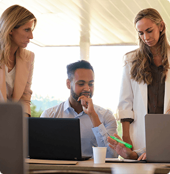 Équipe d'une PME utilisant SAP Business ByDesign sur des ordinateurs portables