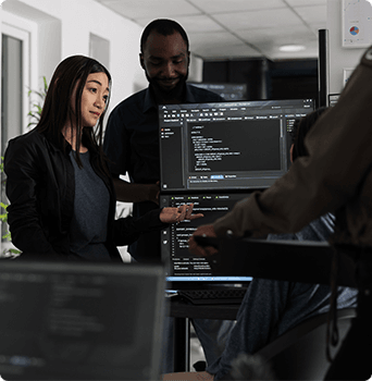 Développeurs collaborant sur des applications personnalisées utilisant la plateforme low-code de SAP Build