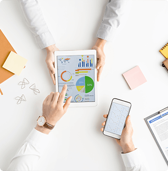 Équipe professionnelle discutant des stratégies de transformation digitale avec SAP S/4HANA Cloud et SAP Business ByDesign